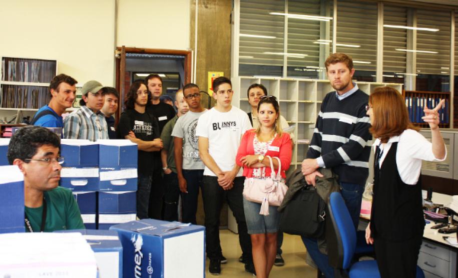 Os acadêmicos do 2º período do curso de Engenharia Elétrica da Faculdade Estágio de Sá conheceram a estrutura da Celepar