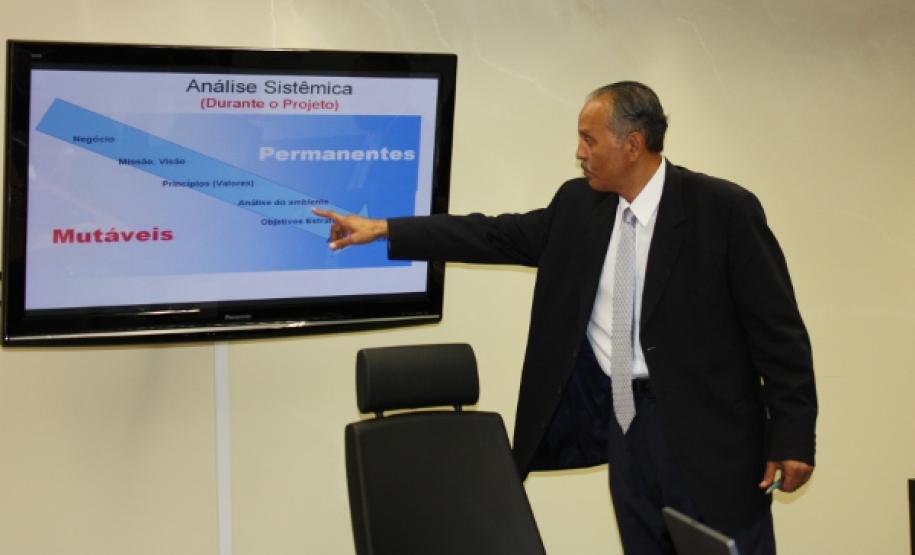 Celepar vai implantar projeto para acompanhamento das obras da Copa do Mundo " A Celepar é uma empresa de ponta em TI e pode colaborar muito com a Secretaria da Copa", disse Adão Pedroso durante apresentação do plano de trabalho ao Secretário Mario Celso Cunha