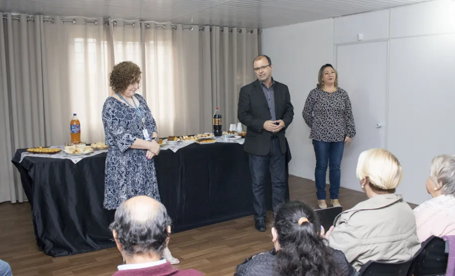Curso de internet e redes sociais da Celepar atende 20 idosos na Igreja Templo das Águias