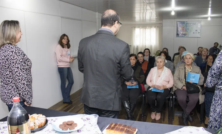 Curso de internet e redes sociais da Celepar atende 20 idosos na Igreja Templo das Águias