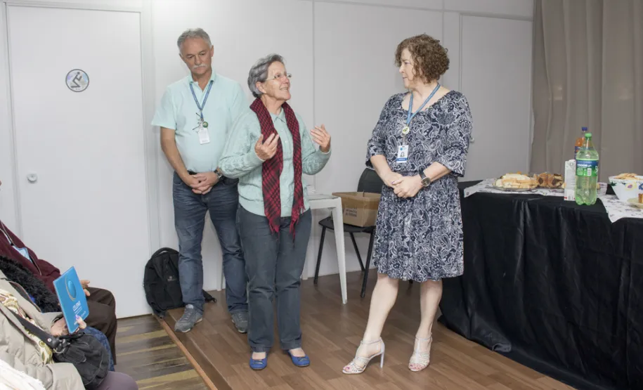 Curso de internet e redes sociais da Celepar atende 20 idosos na Igreja Templo das Águias