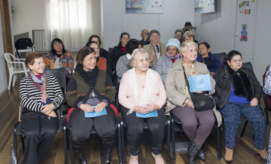 Curso de internet e redes sociais da Celepar atende 20 idosos na Igreja Templo das Águias