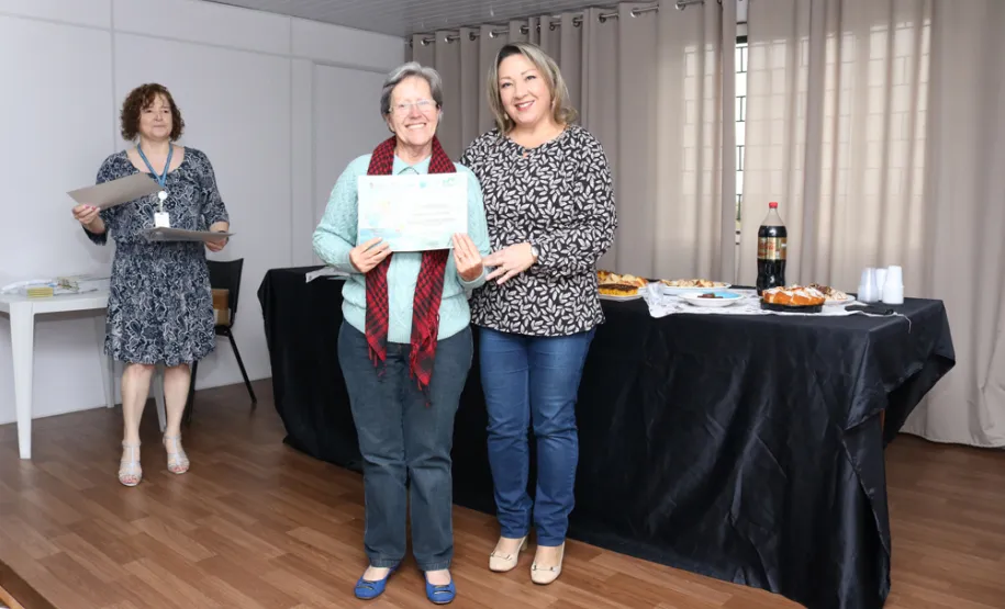 Curso de internet e redes sociais da Celepar atende 20 idosos na Igreja Templo das Águias