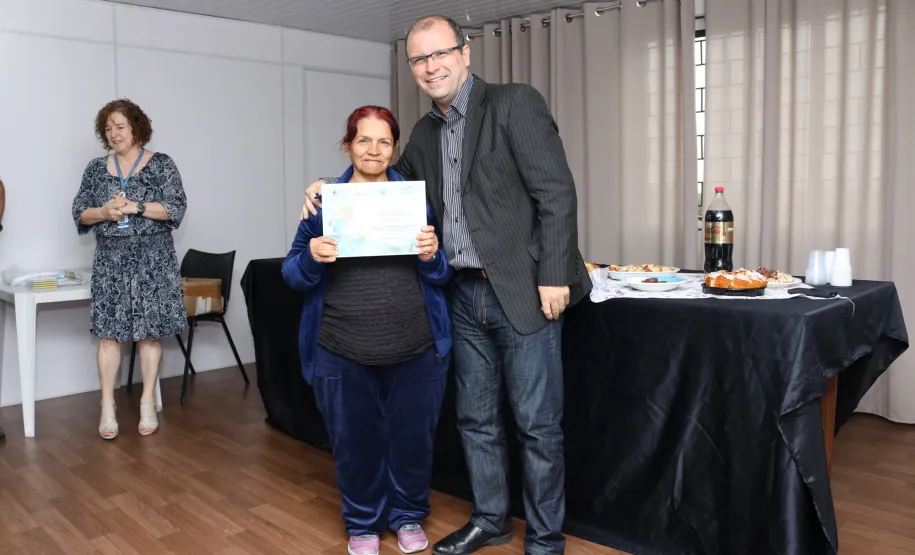 Curso de internet e redes sociais da Celepar atende 20 idosos na Igreja Templo das Águias