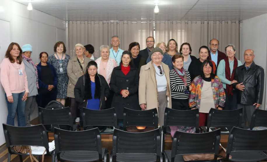 Curso de internet e redes sociais da Celepar atende 20 idosos na Igreja Templo das Águias