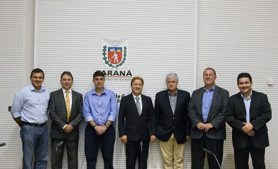 Secretário Valdir Rossoni recebe representantes da Abep Reunião no GGI com a presença de Marcelo Marcony Leal de Lima, Nelson Garcia, Samuel Pereira Araújo, Jacson Carvalho Leite, Valdir Rossoni, Romero Guimarães e Márcio Silva de Lira