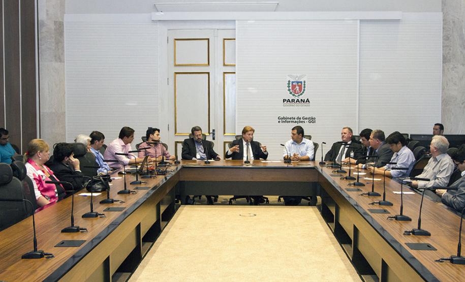 Secretário Valdir Rossoni recebe representantes da Abep