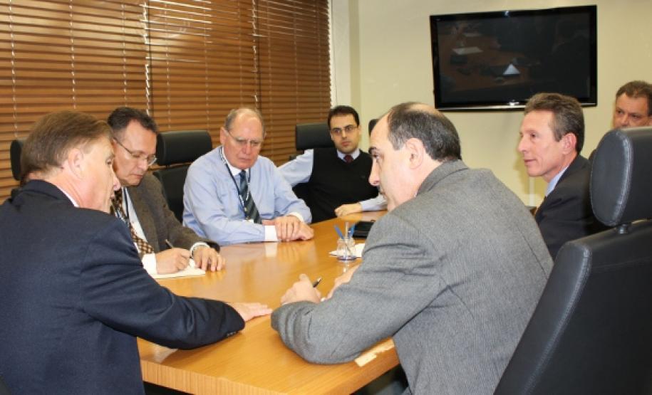 Além de Jacon Leite e Mounir Chaowiche participaram da reunião os diretores da Celepar Danilo Scalet, Lucio Alberto Hansel, Rafael Moura de Oliveria, Luiz Fernando Ballin Ortolani e o assessor Sergio Tenório