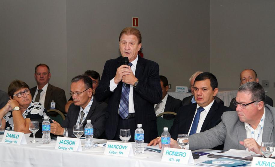Celepar coordena fórum nacional que discute soluções de tecnologia para governos estaduais O presidente Jacson Carvalho Leite, representou o governador Beto Richa na abertura do Fórum de Diretores Técnicos, evento que acontece em Curitiba