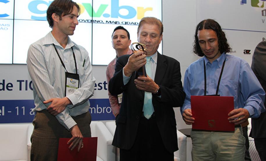 Presidente Jacson Carvalho Leite (ao centro) ao lado dos analistas Luis Alberto Menon de Araújo e Dirceu Grein, recebem o prêmio e-Gov 2013