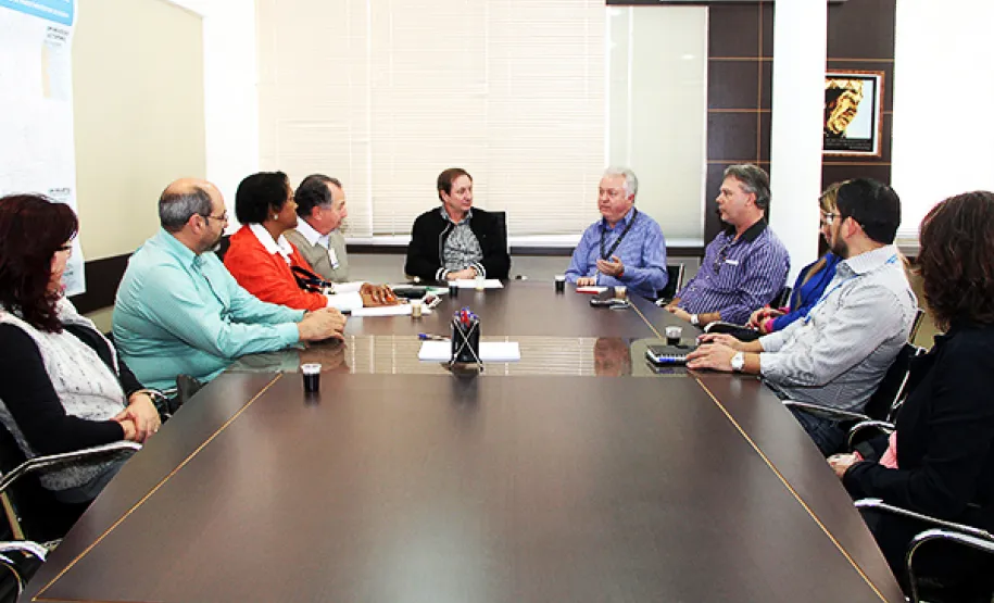O prefeito Augustinho Zucchi recebe representantes da Celepar e da prefeitura para tratar do curso de acesso à internet e redes sociais