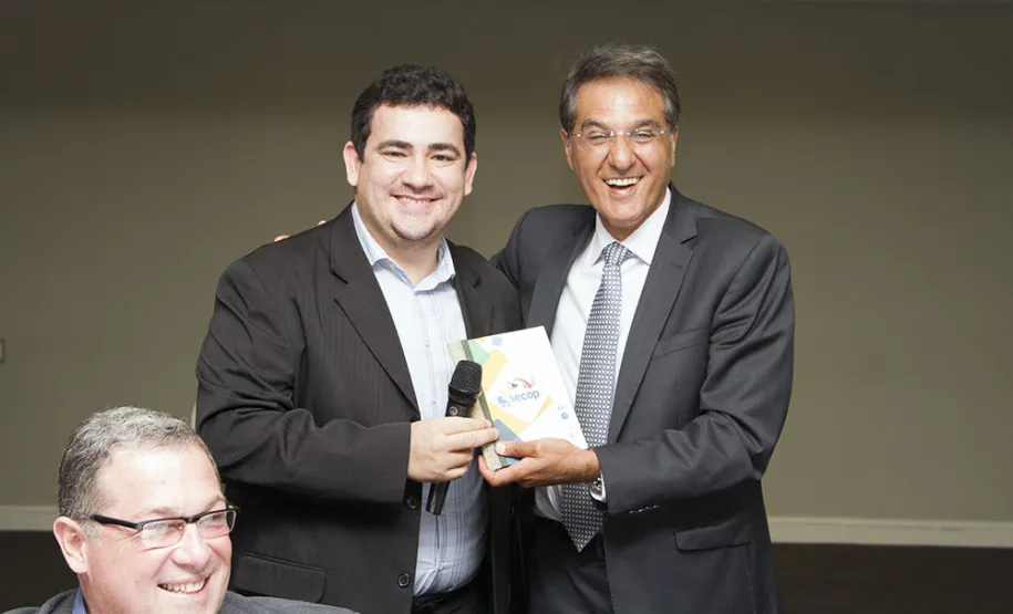 Secretário José Richa Filho destaca importância das soluções de TIC para a modernização do Estado Márcio Silva de Lira entrega ao secretário José Richa Filho convite para o SECOP 2016, que acontece em Manaus, sob a coordenação da Prodam