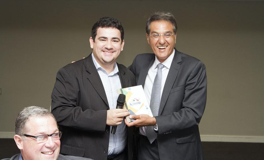 Márcio Silva de Lira entrega ao secretário José Richa Filho convite para o SECOP 2016, que acontece em Manaus, sob a coordenação da Prodam