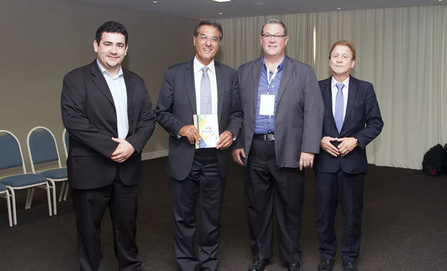 Secretário José Richa Filho destaca importância das soluções de TIC para a modernização do Estado Presidente da Processamento de Dados da Amazônia (Prodam), Márcio Silva de Lira; secretário de Intraestrutura e Logística, José Richa Filho; presidente da ATI Pernambuco, Romero Guimarães e o presidente da Celepar, Jacson Carvalho Leite