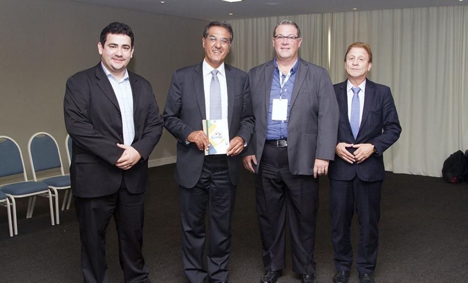 Presidente da Processamento de Dados da Amazônia (Prodam), Márcio Silva de Lira; secretário de Intraestrutura e Logística, José Richa Filho;  presidente da ATI Pernambuco, Romero Guimarães e o presidente da Celepar, Jacson Carvalho Leite