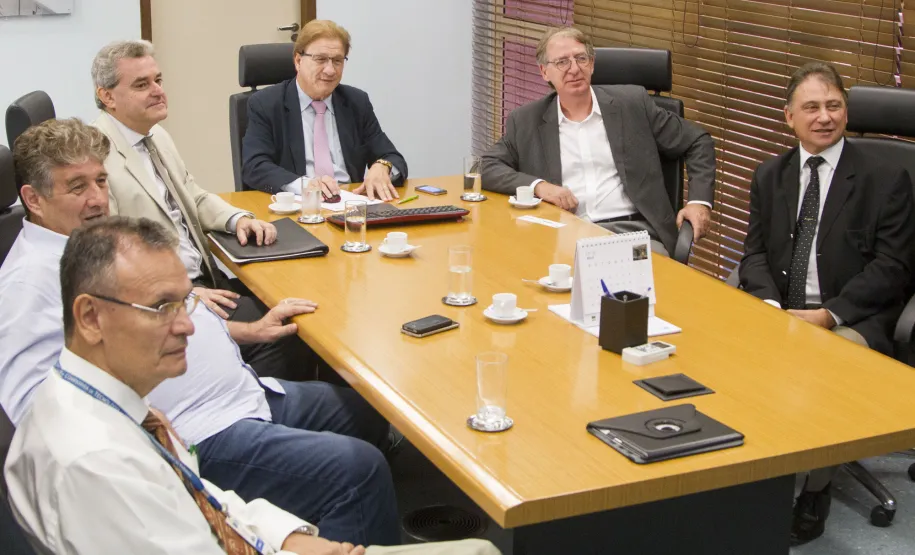 Ministério Público e Celepar avaliam ações conjuntas em gestão da informação Danilo Scalet, José Juracy Macedo, Marcos Bitencourt, Jacson Carvalho Leite, José Deliberador Neto e Nelson Garcia