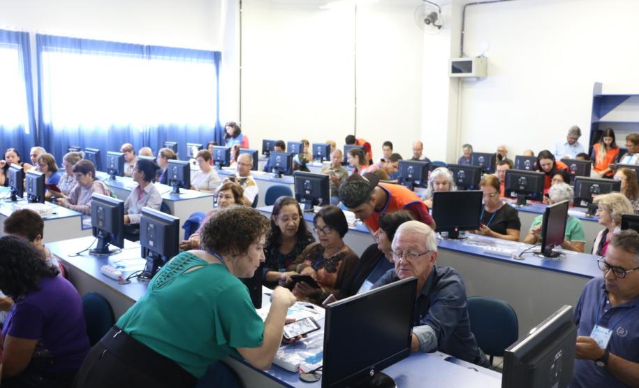 Curso de smartphone na Faculdade Guairacá aproxima terceira idade da tecnologia