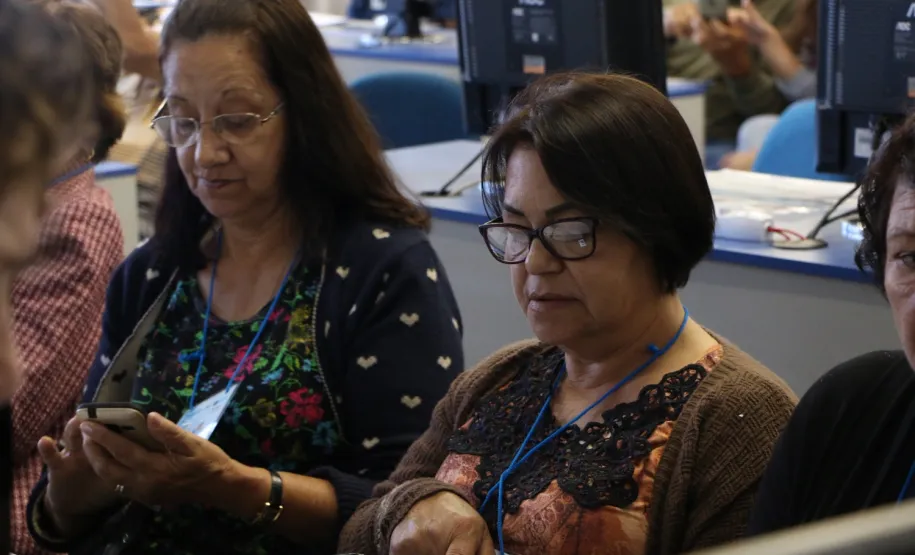 Curso de smartphone na Faculdade Guairacá aproxima terceira idade da tecnologia