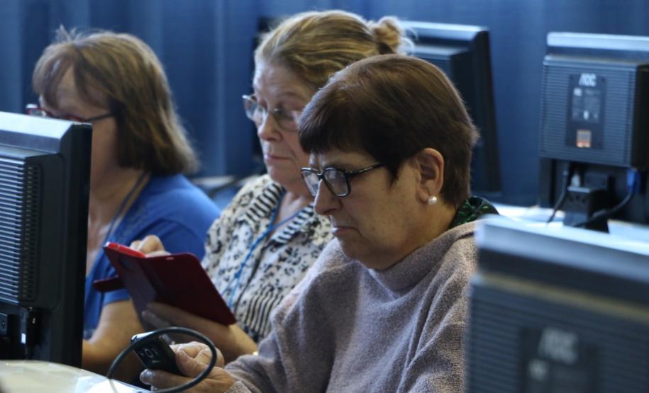 Curso de smartphone na Faculdade Guairacá aproxima terceira idade da tecnologia