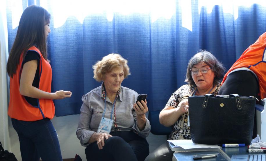 Curso de smartphone na Faculdade Guairacá aproxima terceira idade da tecnologia