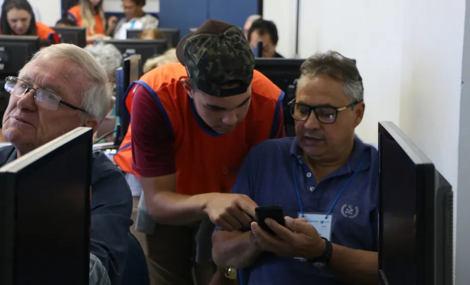 Curso de smartphone na Faculdade Guairacá aproxima terceira idade da tecnologia