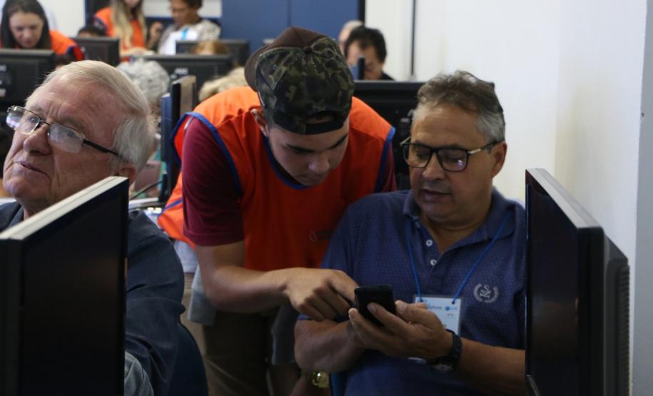 Curso de smartphone na Faculdade Guairacá aproxima terceira idade da tecnologia