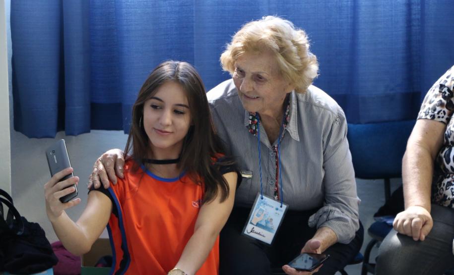 Curso de smartphone na Faculdade Guairacá aproxima terceira idade da tecnologia