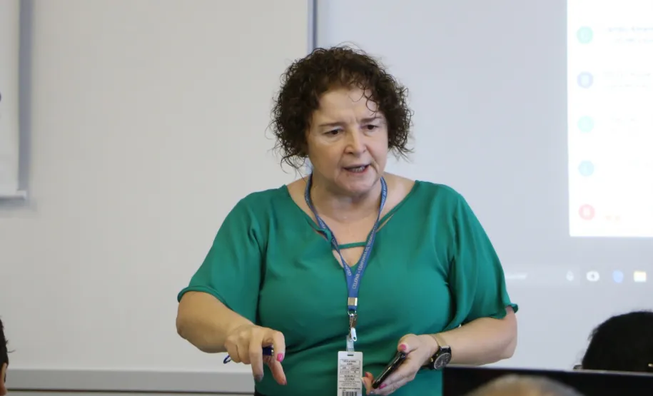 Curso de smartphone na Faculdade Guairacá aproxima terceira idade da tecnologia