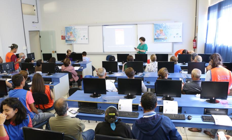 Curso de smartphone na Faculdade Guairacá aproxima terceira idade da tecnologia