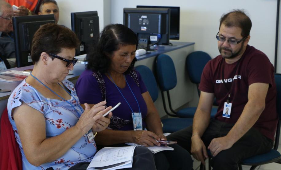 Curso de smartphone na Faculdade Guairacá aproxima terceira idade da tecnologia