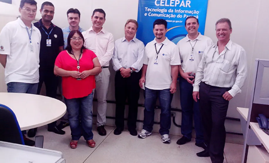 Equipe do Núcleo Regional de Londrina da Celepar recepciona o presidente Jacson Carvalho Leite e o diretor de operações Luiz Fernando Ballin Ortolani.

Da esquerda para a direita: Leonardo Maeoka, Anderson Braga dos Santos, Clodoaldo Ausec Ludwig, Cynthia Yucari Yamamoto, Leandro Pirolo Valerio, o presidente Jacson Carvalho Leite, Canashiro Yoshitoni, Matias Saul Zagonel e o diretor de operações Luiz Fernando Ballin Ortolani.