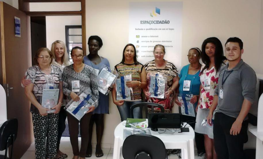 Celepar e Igreja Metodista promoveram curso à terceira idade Alunos e instrutor do curso no Espaço Cidadão em Campina Grande do Sul