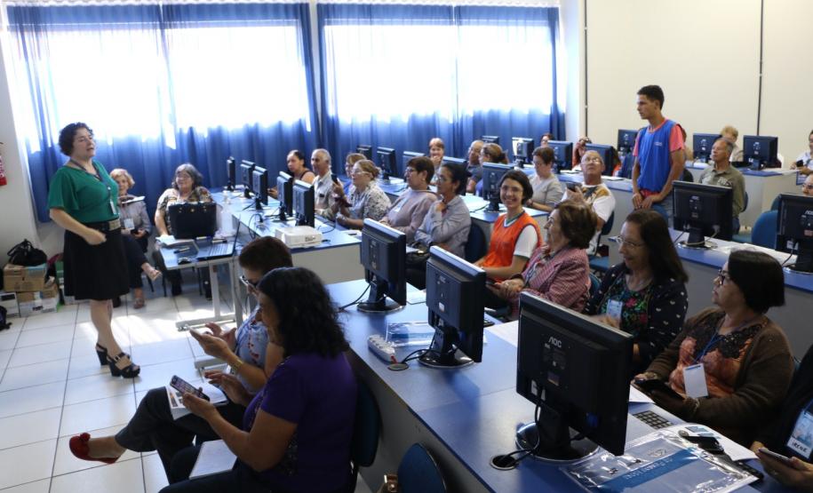 Curso de smartphone na Faculdade Guairacá aproxima terceira idade da tecnologia