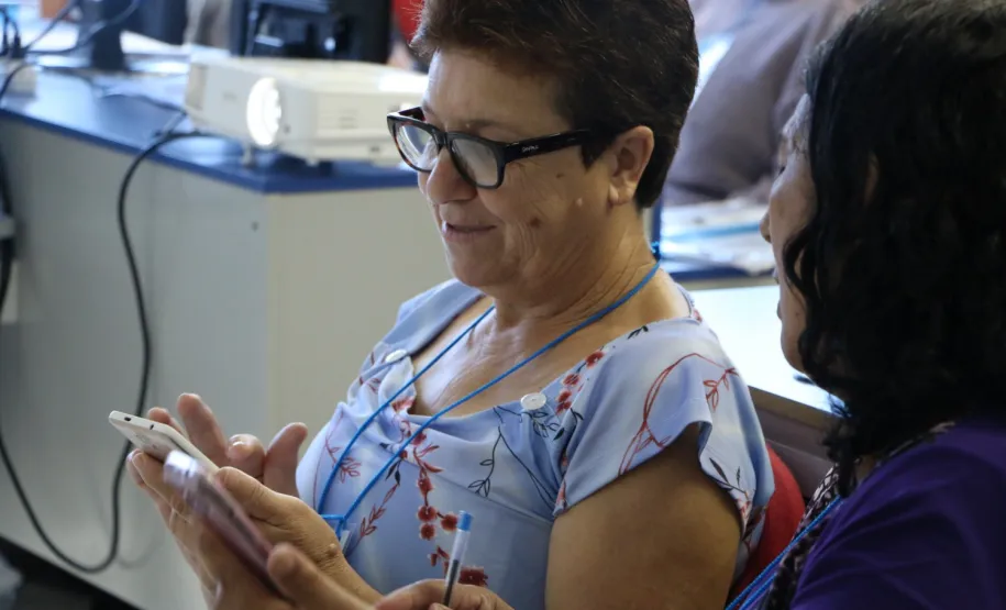 Curso de smartphone na Faculdade Guairacá aproxima terceira idade da tecnologia