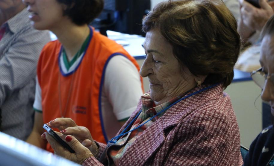 Curso de smartphone na Faculdade Guairacá aproxima terceira idade da tecnologia
