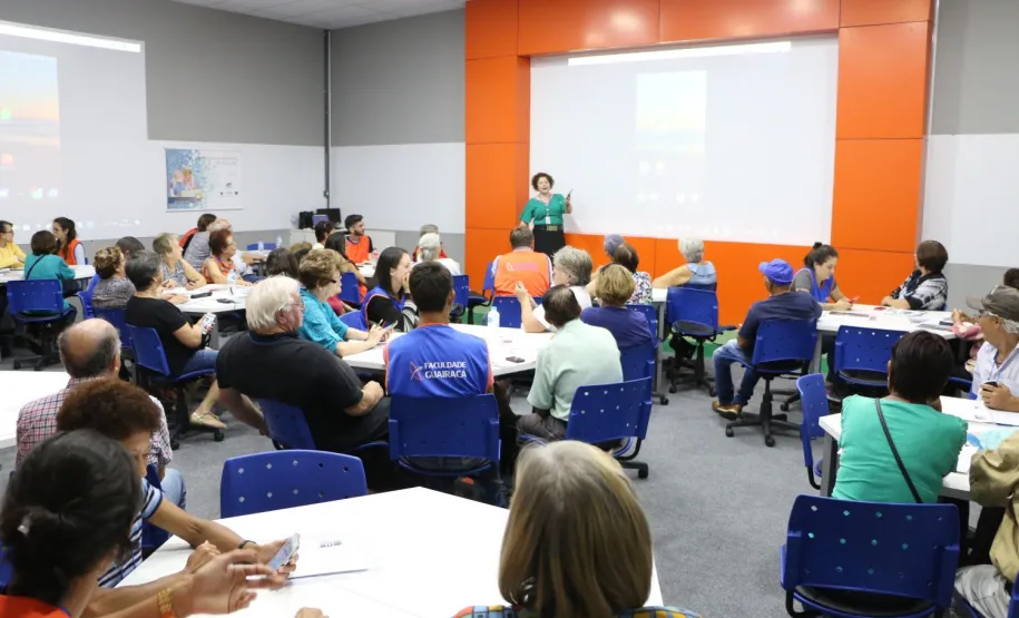 Curso de smartphone na Faculdade Guairacá aproxima terceira idade da tecnologia