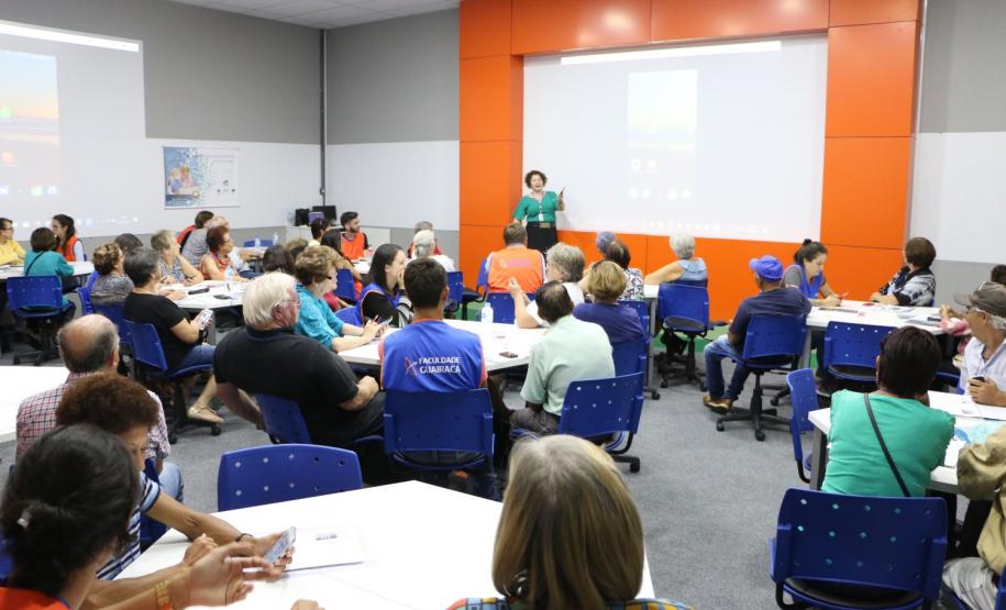 Curso de smartphone na Faculdade Guairacá aproxima terceira idade da tecnologia
