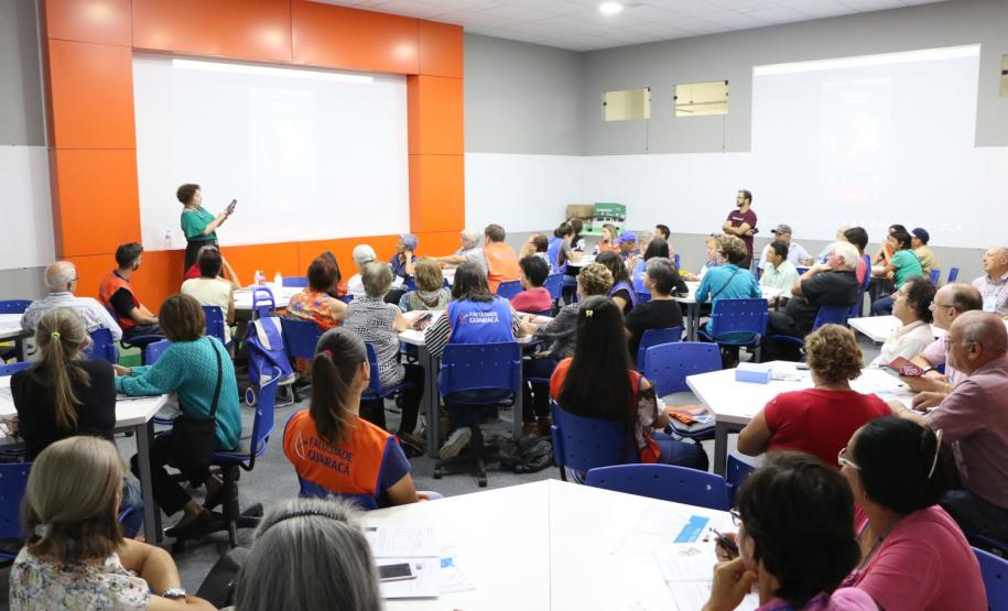 Curso de smartphone na Faculdade Guairacá aproxima terceira idade da tecnologia
