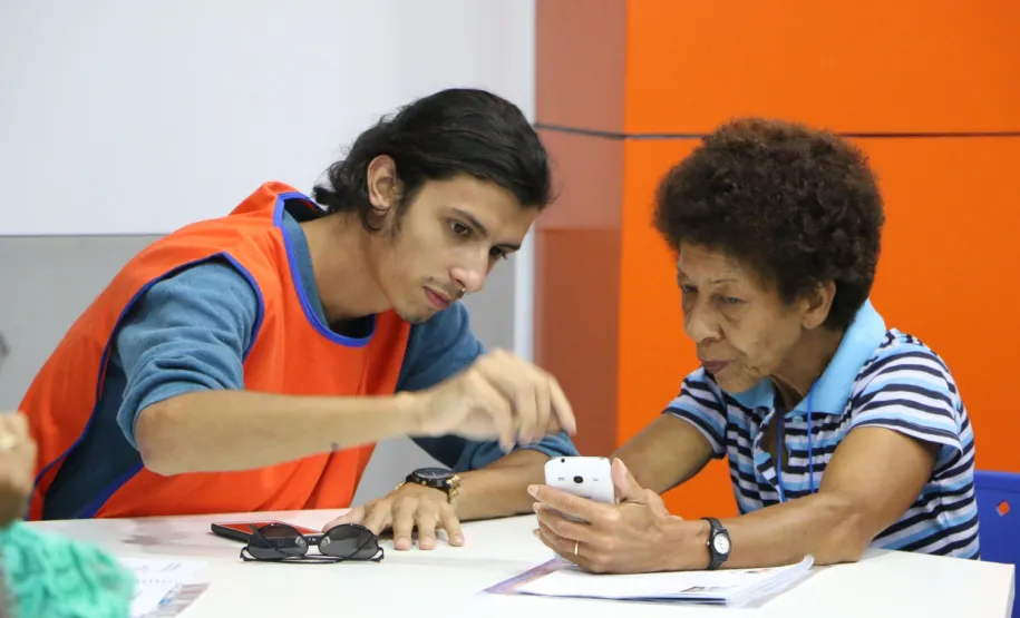 Curso de smartphone na Faculdade Guairacá aproxima terceira idade da tecnologia