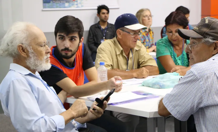 Curso de smartphone na Faculdade Guairacá aproxima terceira idade da tecnologia