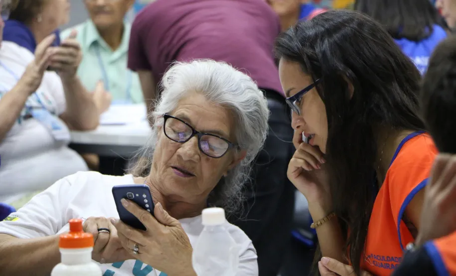 Curso de smartphone na Faculdade Guairacá aproxima terceira idade da tecnologia