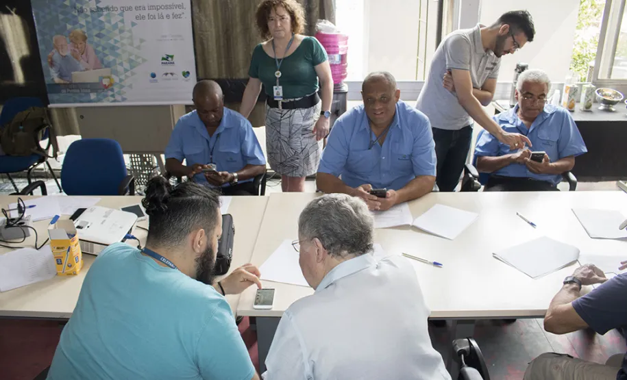 Celepar realiza aula experimental do programa Celepar Cidadã - Inclusão Social da Pessoa Idosa voltado a utilização de smartphones