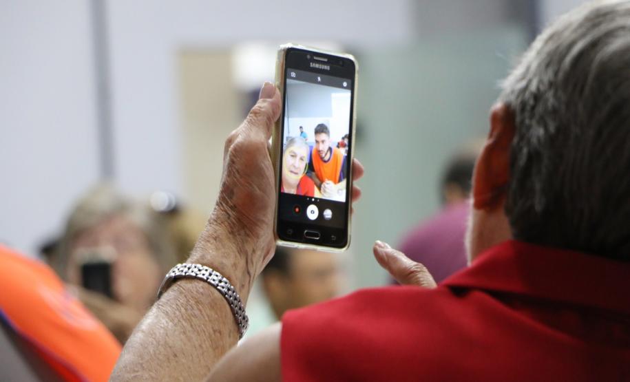 Curso de smartphone na Faculdade Guairacá aproxima terceira idade da tecnologia