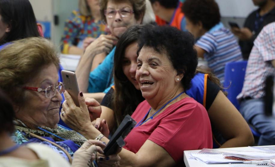 Curso de smartphone na Faculdade Guairacá aproxima terceira idade da tecnologia