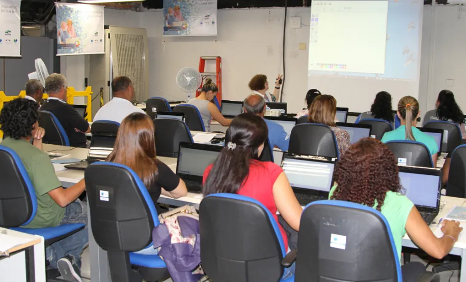 Terceirizados da Celepar participam de curso de Acesso à Internet e Redes Sociais