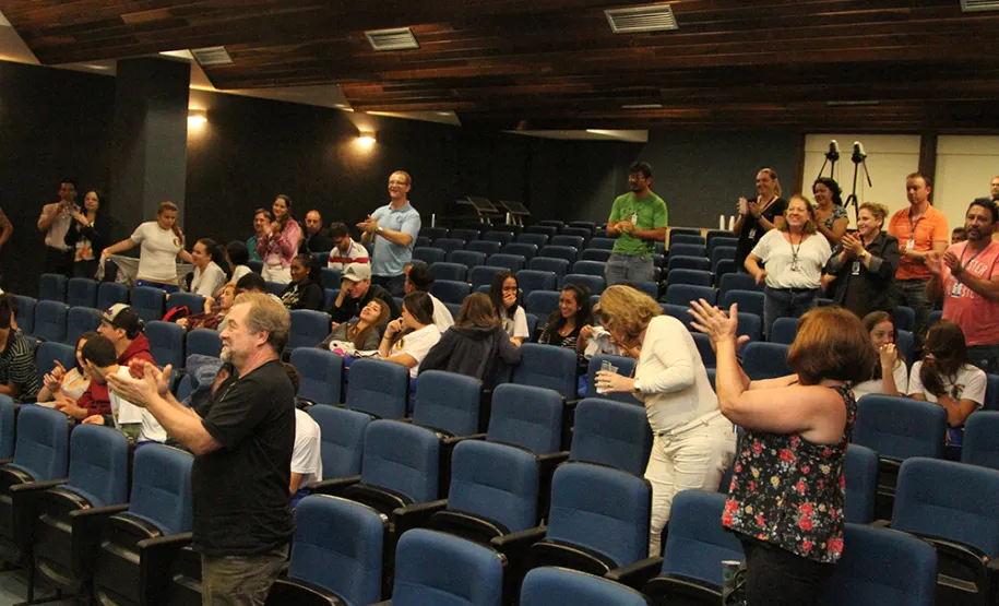 Alunos da rede estadual prestigiam peça de teatro na Celepar