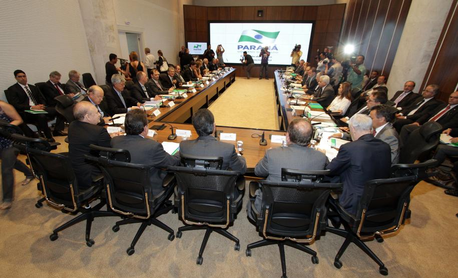 Richa destaca avanços do Estado e pede mais agilidade aos secretários O presidente da Celepar, Jacson Carvalho Leite participa da reunião do governador Beto Richa com a equipe de governo, no Gabinete de Gestão de Informações, no Palácio Iguaçú