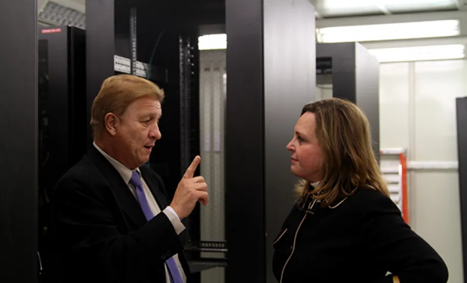 Presidente do Cosit, secretário Edson Casagrande vê avanços no uso de soluções de TIC pelo Governo do Estado Visita ao novo data center da Celepar
