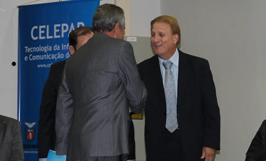 Governo e prefeitos assinam protocolo para implantar o Rede399