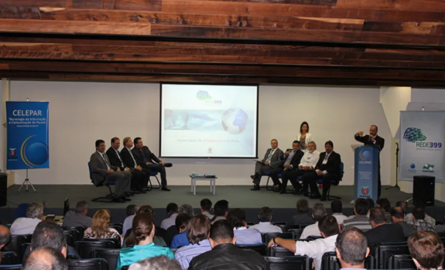 Governo e prefeitos assinam protocolo para implantar o Rede399